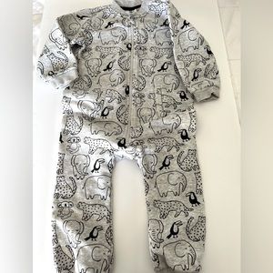 H&M 1/12 to 2yr Long-sleeved, one-piece pajamas in soft zip up.